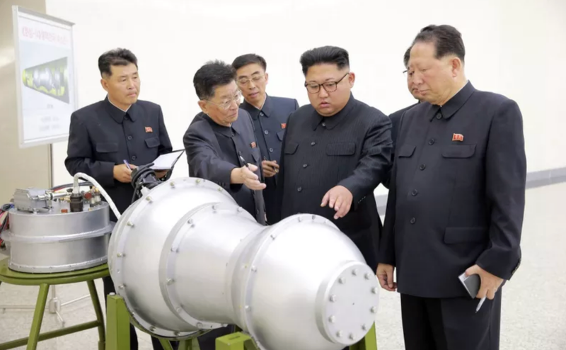 Kim Jong Un inspecciona la carga de una bomba de hidrógeno en un nuevo misil balístico intercontinental